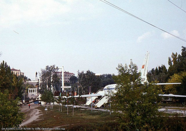 Самолет во дворе