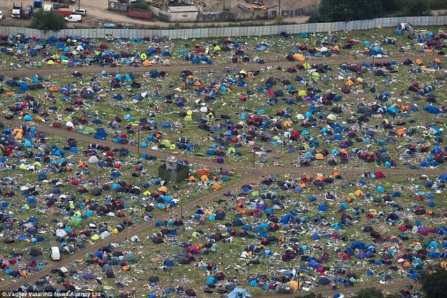 После музыкального фестиваля в Рединге остались тысячи брошенных палаток