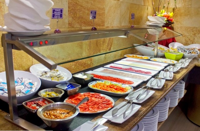 Секреты системы «шведский стол», которая обводит гостей вокруг пальца