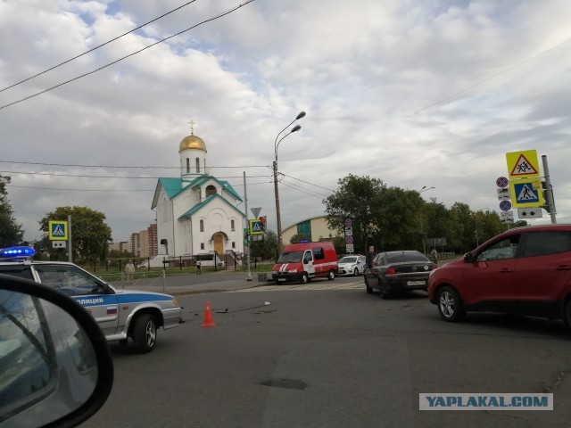 Пассажира выбросило на дорогу. Камеры сняли момент жёсткого ДТП в Петербурге