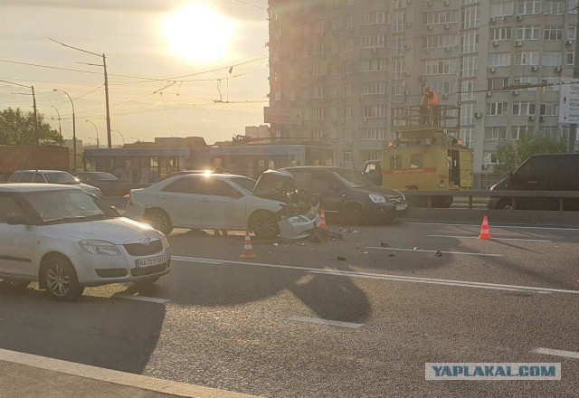 В Киеве пьяный водитель взмыл по проводам в небо