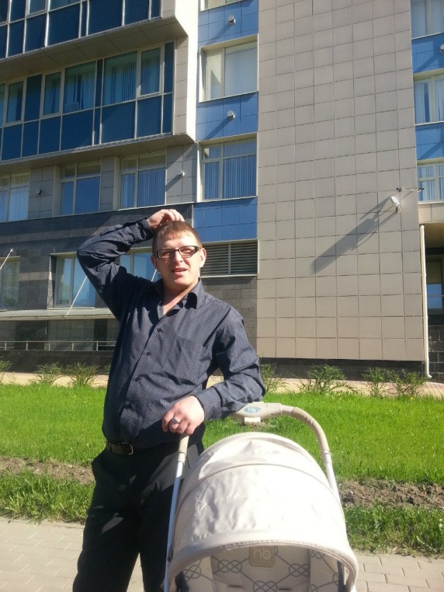 В Петербурге около часа назад два аборигена выясняли отношения на балконе, результат на видео