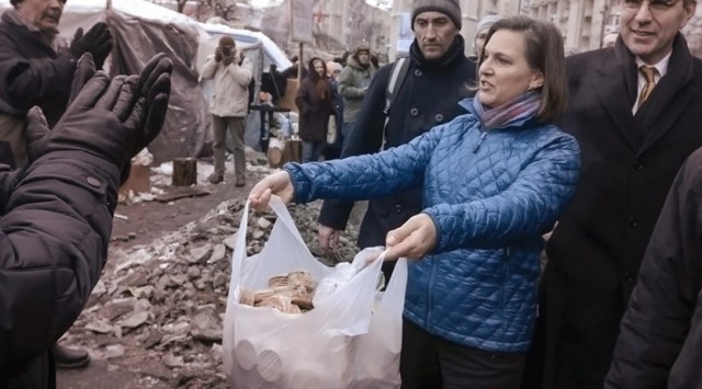 В Алматы Виктория Нуланд раздавала протестующим пакетики с насваем