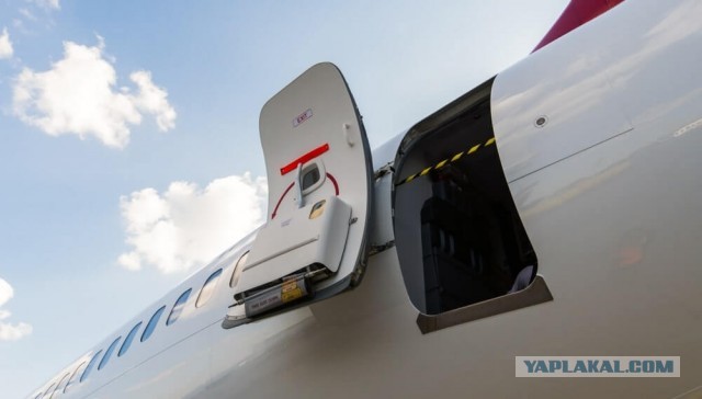 Кто-то из кабины «Боинга 737», упавшего в Китае в марте, мог намеренно разрушить самолёт и убить 132 человека