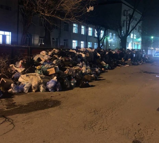 В Махачкале жители жалуются на «горы мусора» на улицах.