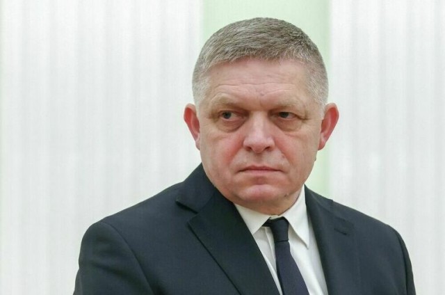 Роберт Фицо заявил, что никто не может запретить ему приехать в Москву 9 мая