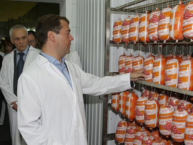 Медведев сходил за продуктами