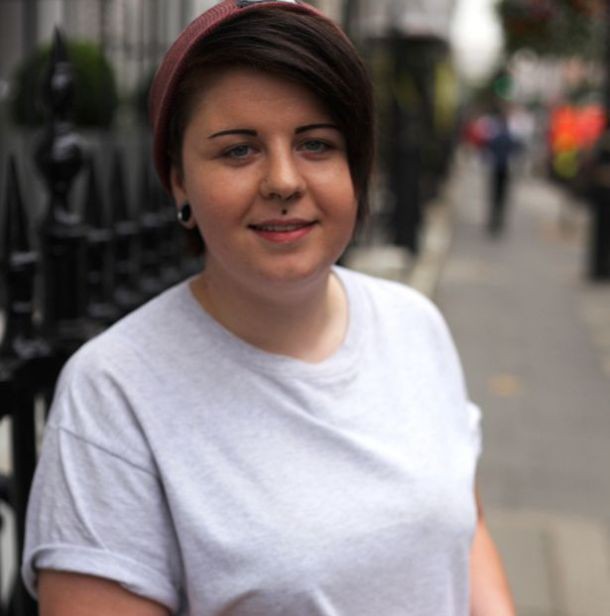 Пьяная компания набила тату девушке на плече