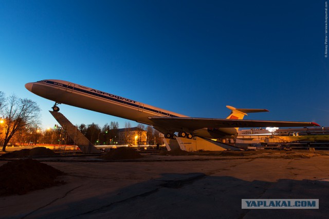Перенос Ил-62 на постамент в Шереметьево