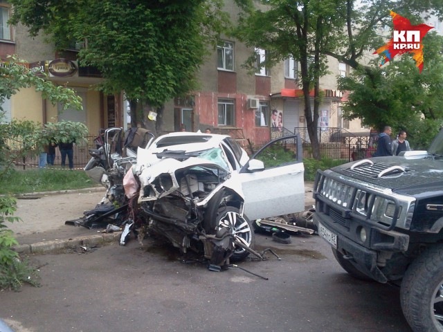 Ночью 5 мая в районе автовокзала Симферополя произошло жуткое ДТП с участием автомобиля BMW X6