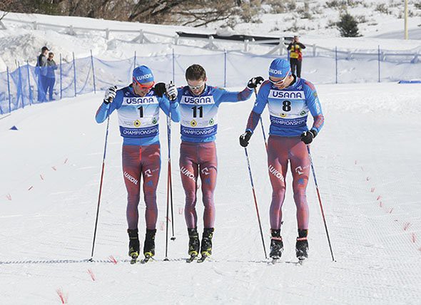 Российские лыжники пешком и в обнимку пересекли финишную черту на молодежном ЧМ в США