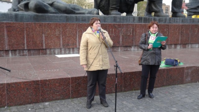 В Москве активистке партии "Яблоко" плеснули в лицо химическим раствором
