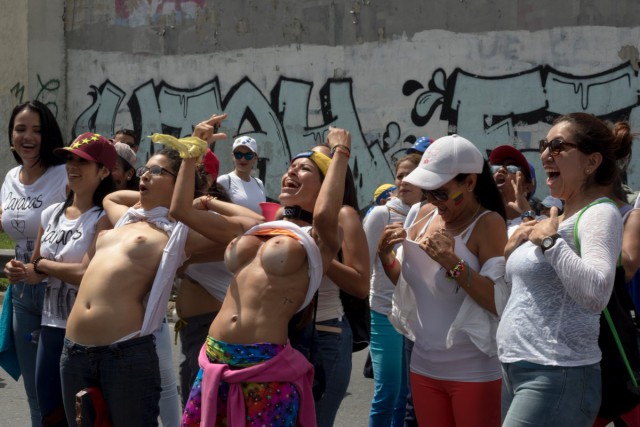 Как протестуют жительницы Венесуэлы.
