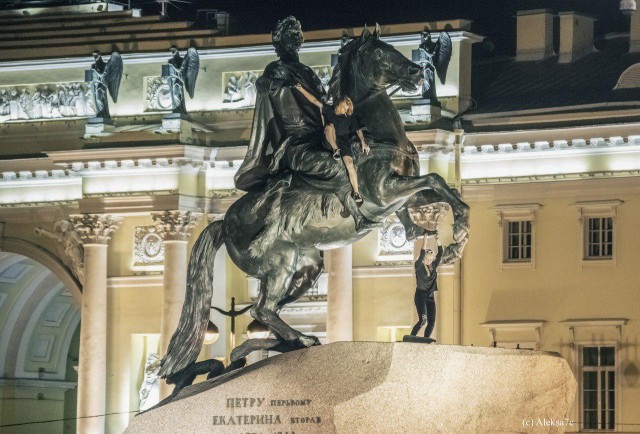 Музей городской скульптуры С-Пб ищет вандалов, поднявших к голове Петра I мангал