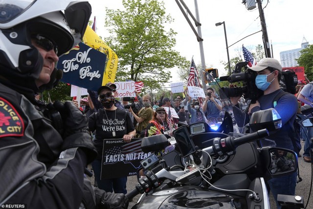 Тысячи протестующих на улицах Северной Каролины, Миссури и Алабамы требуют прекращения карантина