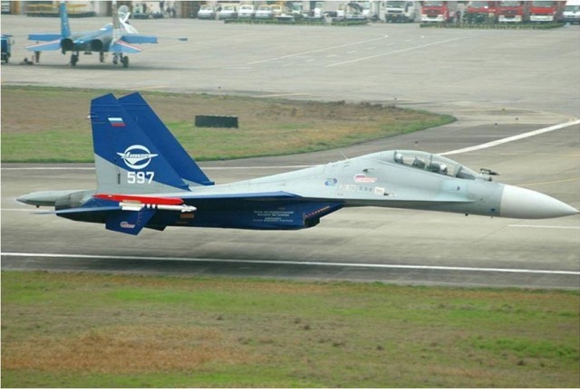 Маневр истребителя F-16 Viper ВВС США на предельно малой высоте