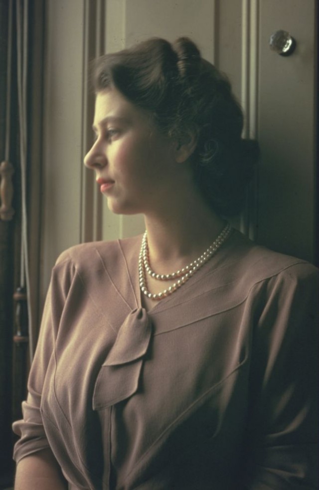20 фотографий Елизаветы II, сделанных до того, как она стала королевой