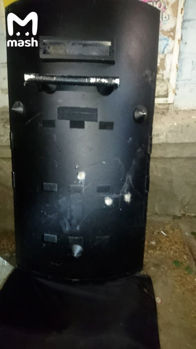 В Екатеринбурге на улице Бородина неизвестный мужчина открыл огонь из окна по людям.