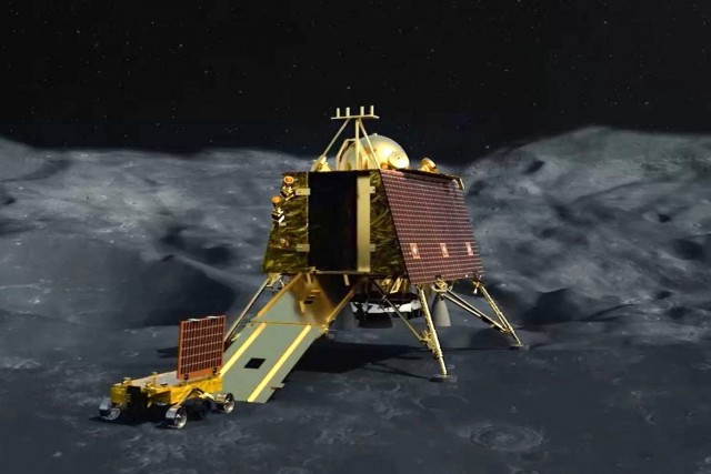 Наперегонки. Российская станция "Луна-25" и индийская "Чандраян-3" устремились к южному полюсу Луны