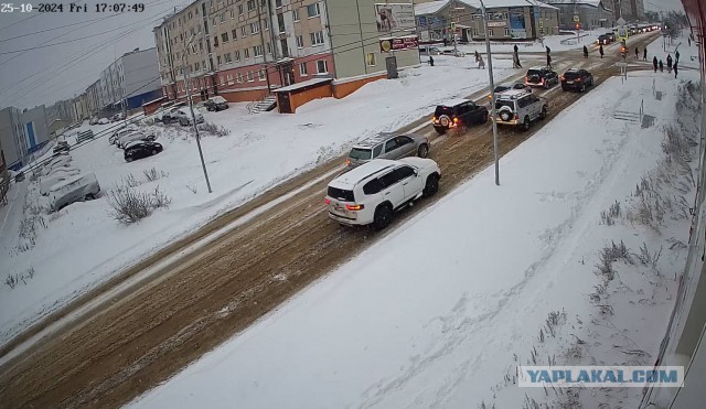 В Магадане коллапс. Машины застревают в снегу прямо на центральных улицах города.