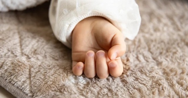 Медики спасли новорождённого ребёнка, которому отец перекусил пуповину после домашних родов в Петербурге