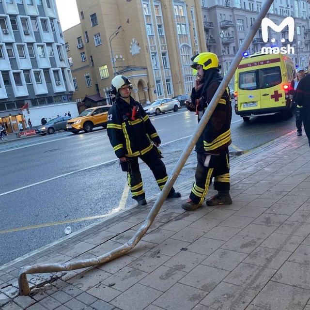 Автомобиль врезался в остановку и сбил людей на Проспекте Мира