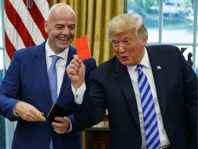 Скандал на ЧМ по футболу: нападающему США после игры вдруг отменили красную карточку.