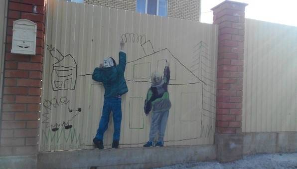 Детишки рисуют на заборе