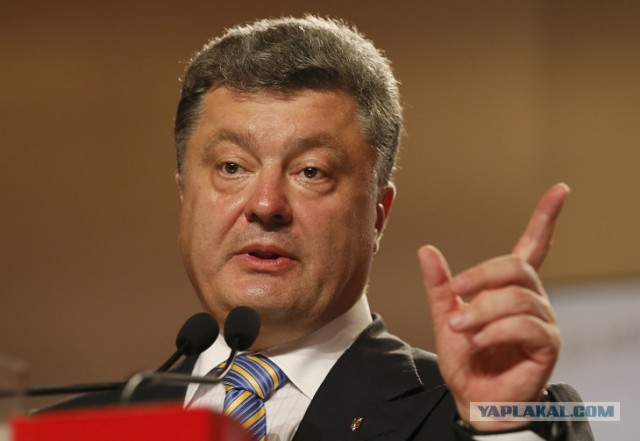 Порошенко закрывает телеканал за показ рукопожатия