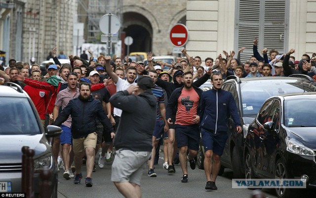 Сотни английских фанов были разогнаны французской полицией в Лилле