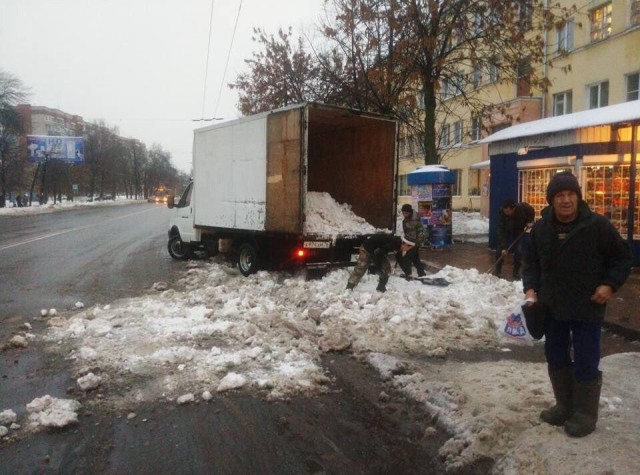 В Волгограде управляющая компания собирала мусор в российский триколор
