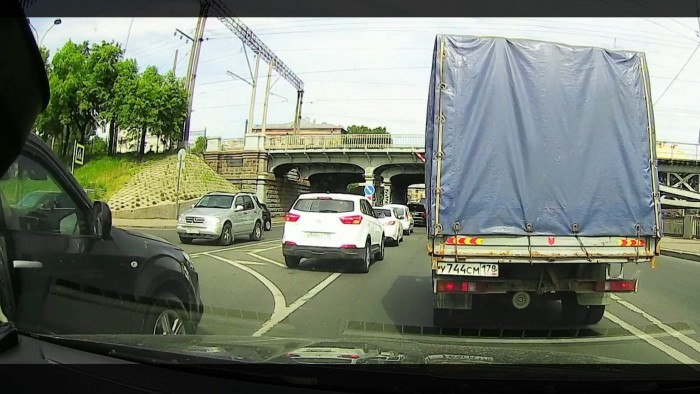Нужно ли уступать автобусу?