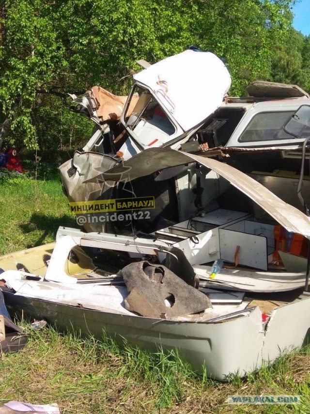 Съемка из салона Toyota Hilux, который сегодня утром на Чуйском тракте под Барнаулом отправил в кювет скорую помощь