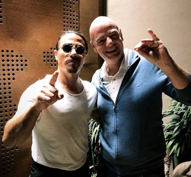 ФИФА начало расследование каким образом повар по прозвищу Salt Bae попал на поле после финала и получил доступ к кубку