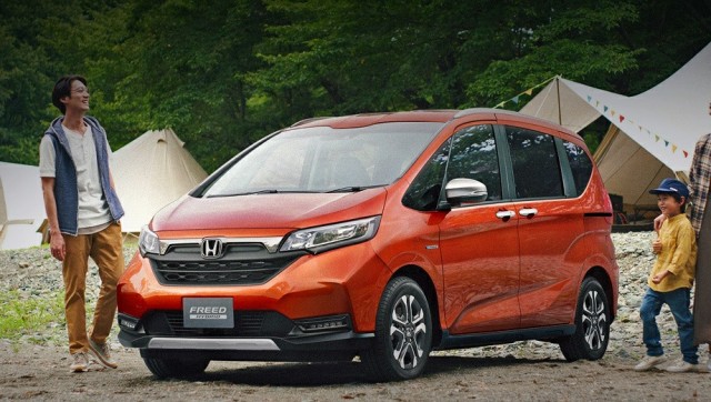 В России начали продавать Honda Freed. Базовая версия стоит менее 1 млн рублей