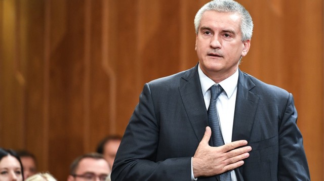 Глава Крыма Аксенов предложил лишать гражданства тех, кто не встает под гимн России