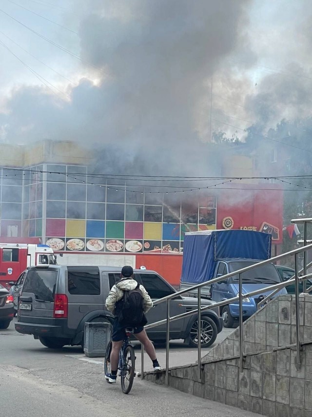 В Орехово-Зуеве загорелся торговый центр «Феникс»