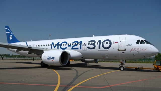 Ростех сообщил о переносе поставок самолетов МС-21 на 2025-2026 годы.