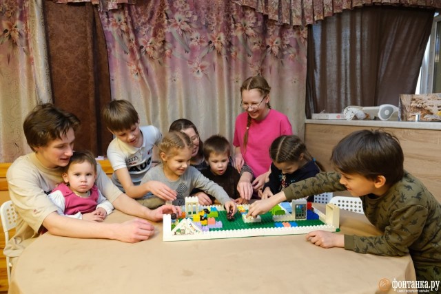 Как в Парголово живет семья с четырнадцатью своими детьми