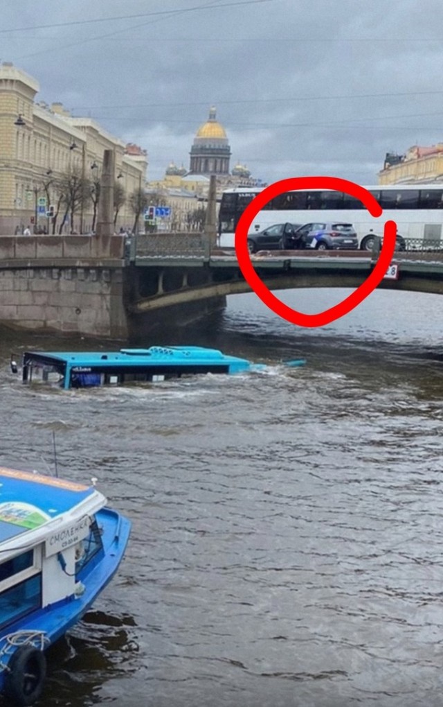 СПБ! Автобус упал в воду после столкновения с каршерингом у Поцелуева Моста