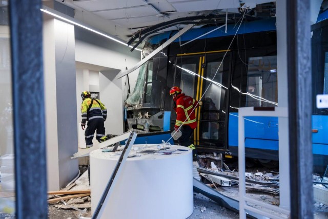 Трамвай въехал в магазин