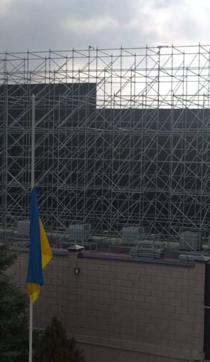 Посольство Украины в Кыргызстане «спрятали» за огромным экраном во время визита Путина