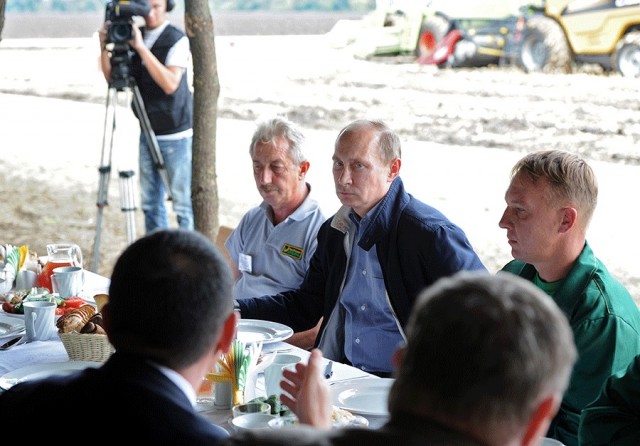 Путин отобедал с комбайнерами в селе