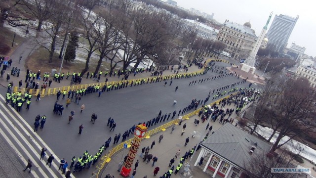 Латышские нацисты осквернили венок