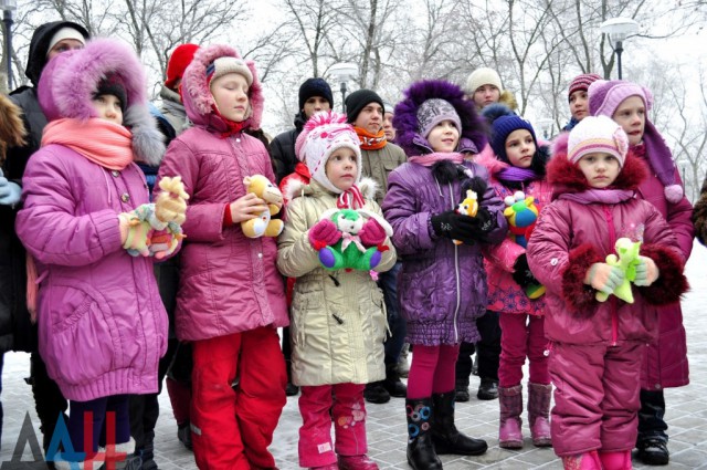 На Аллее ангелов в Донецке почтили память детей