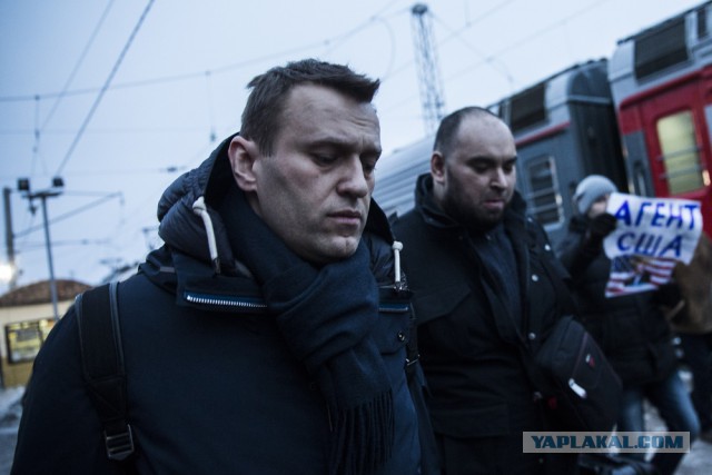 Навального закидали яйцами на вокзале в Уфе