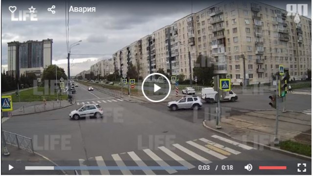 Пассажира выбросило на дорогу. Камеры сняли момент жёсткого ДТП в Петербурге