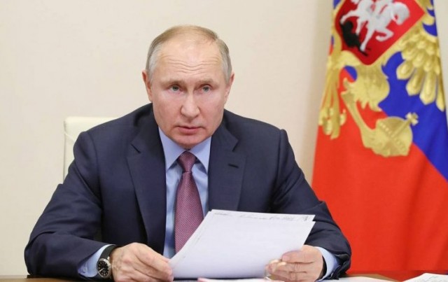 Путин подписал закон о праве президента назначать гражданских на должности высших офицеров