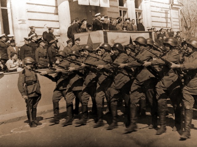 Фотографии связанных с историей Красной и Советской Армии.