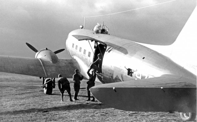 Самолёт-эпоха. Douglas DC-3 (C-47, Ли-2).